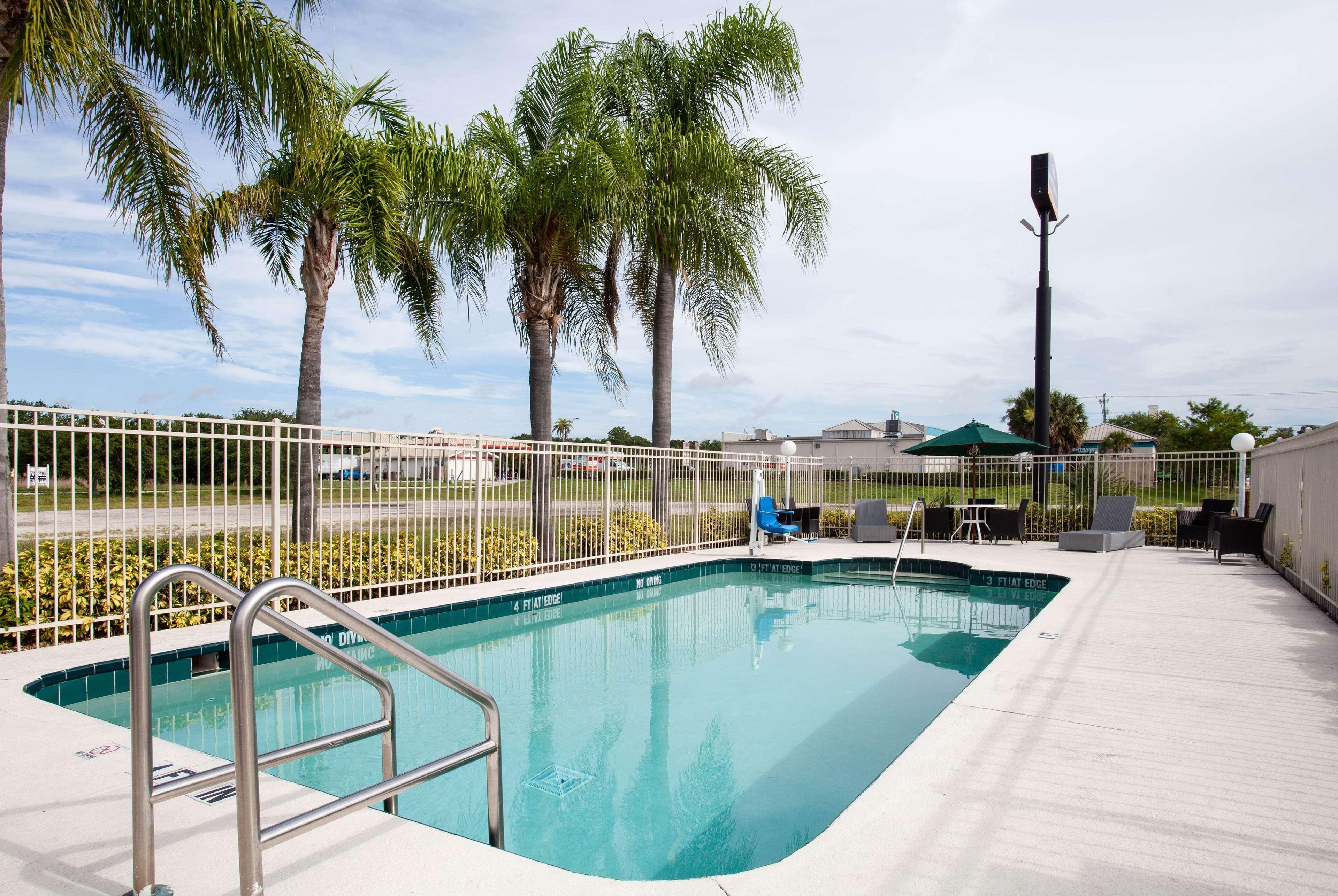Howard Johnson By Wyndham Vero Beach/I-95 Exterior photo