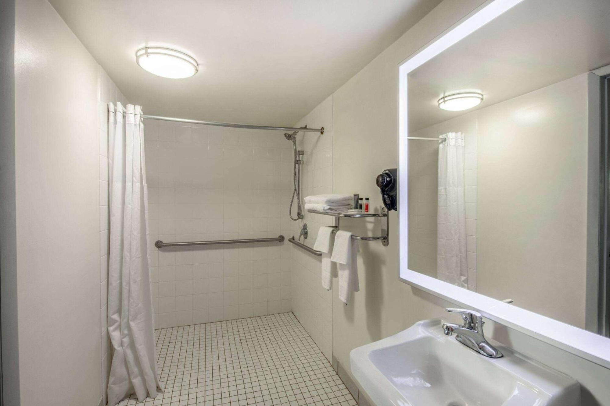 Howard Johnson By Wyndham Vero Beach/I-95 Exterior photo