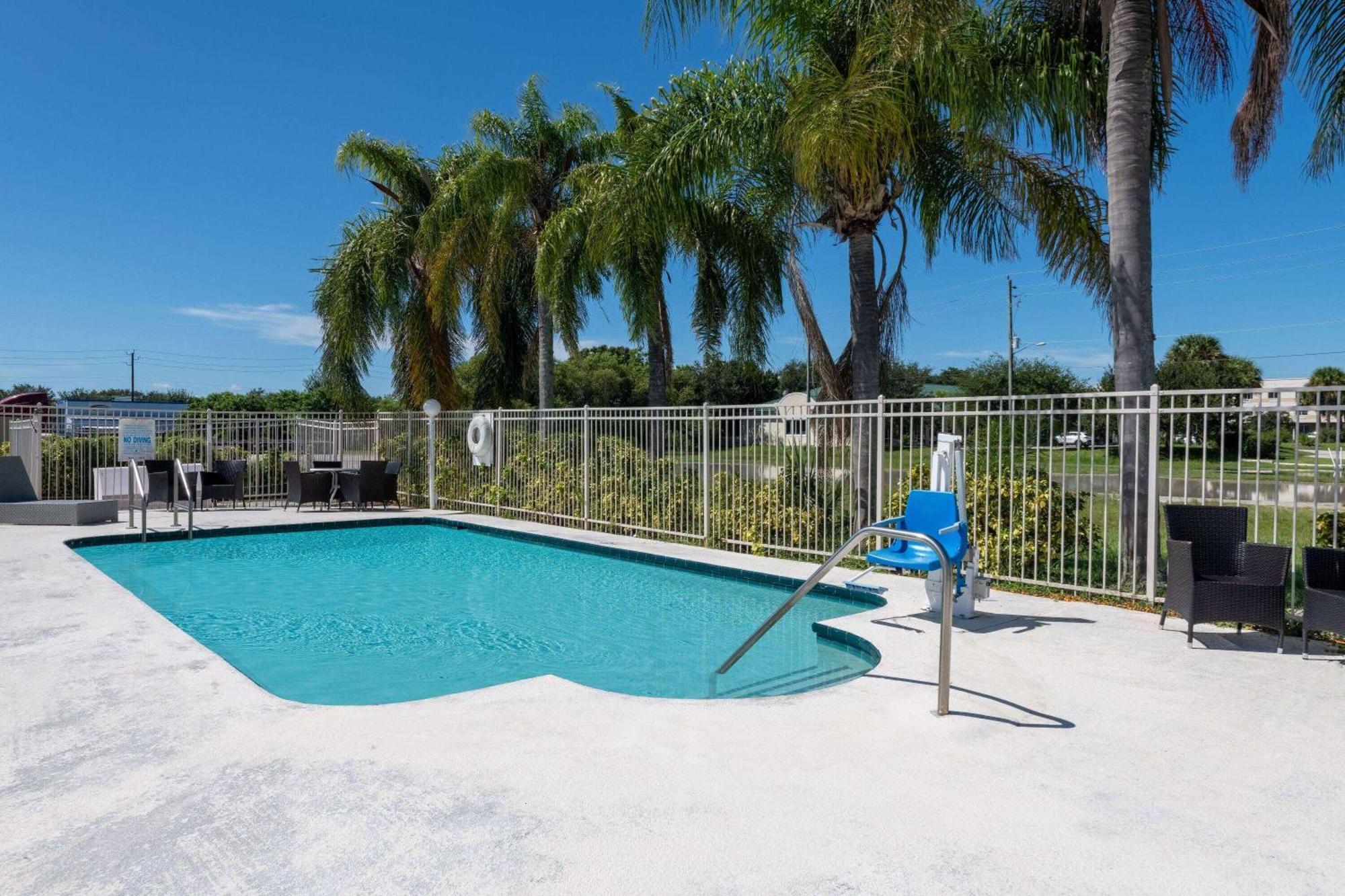 Howard Johnson By Wyndham Vero Beach/I-95 Exterior photo