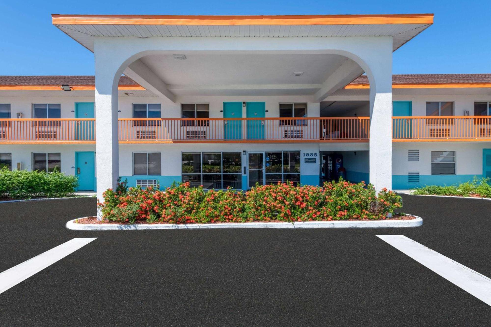 Howard Johnson By Wyndham Vero Beach/I-95 Exterior photo